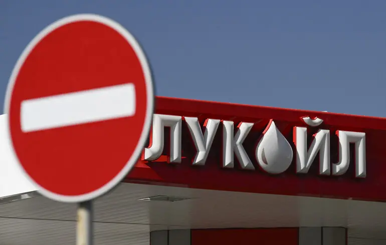 Санкції США проти Лукойлу — російська нафтова компанія втратила $10 млрд — новини світ 1