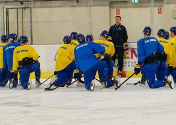 Шестеро хокеїстів «Кременчука» у складі національної збірної готується до другого європейського Кубка Націй • Хокей •