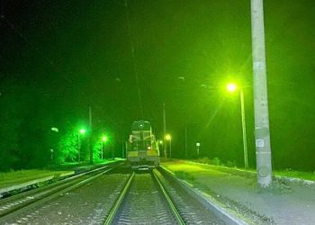 Сидела на путях: в Одессе под колесами поезда погибла женщина