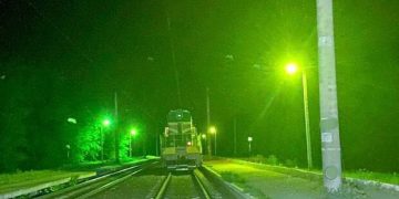 Сидела на путях: в Одессе под колесами поезда погибла женщина