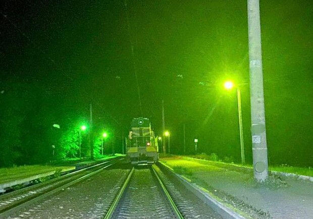 Сидела на путях: в Одессе под колесами поезда погибла женщина