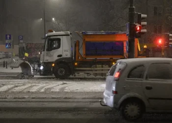 Сильний снігопад в Польщі – він спричинив довгі затори – Світові новини