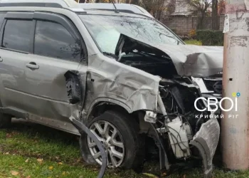 Смертельна аварія у Кривому Розі: водій врізався в електроопору