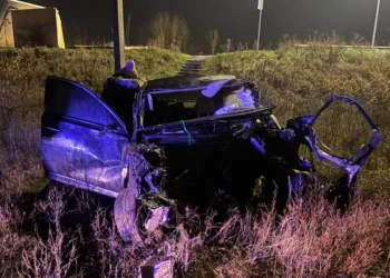 Смертельна ДТП на Бучанщині: водій KIA вилетів у кювет, протаранивши зупинку