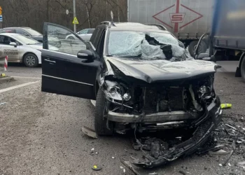 Смертельне зіткнення вантажівки і позашляховика в Києві: загинув підліток