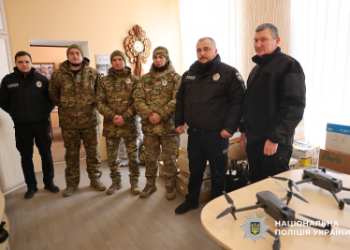 Спільна підтримка захисників – у Миколаєві поліцейські разом із ліцеїстами та волонтерами передали техніку, маскувальні сітки та ліки бійцям стрілецького батальйону поліції »