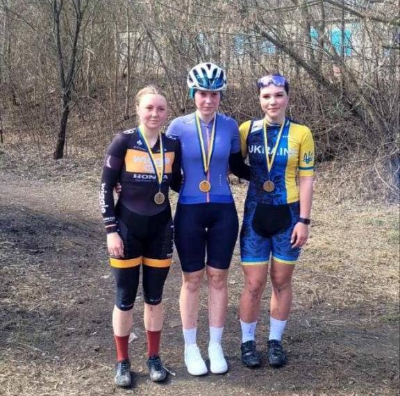 Спортсменки з Полтавщини здобули чотири медалі на чемпіонаті та кубку України з велоспорту • Велоспорт •
