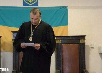 Судья, кусавший полицейских, возглавил суд в Одесской области и уже имеет новый срок в должности