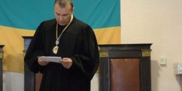 Судья, кусавший полицейских, возглавил суд в Одесской области и уже имеет новый срок в должности