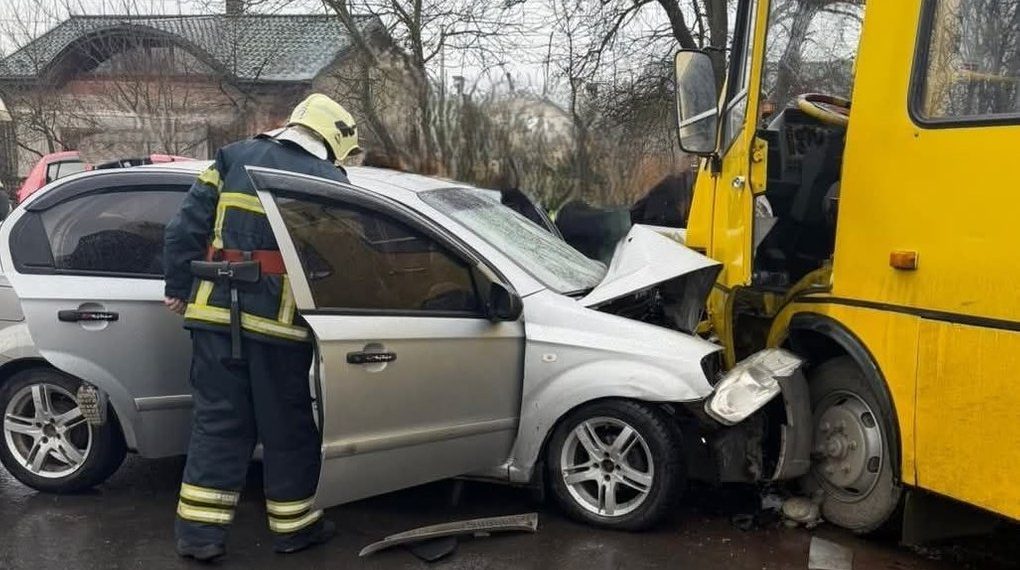Сутичка автомобіля та маршрутки на Львівщині: четверо травмованих –