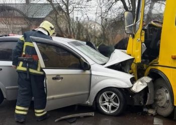 Сутичка автомобіля та маршрутки на Львівщині: четверо травмованих –