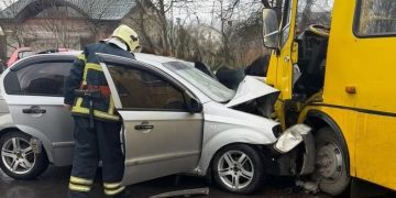 Сутичка автомобіля та маршрутки на Львівщині: четверо травмованих –