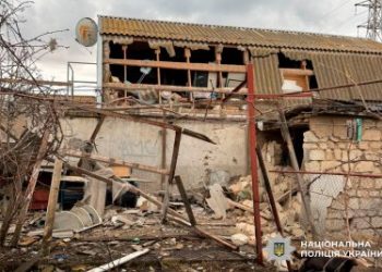 Троє поранених та пошкоджений будинок – у Миколаєві поліцейські документують воєнний злочин рф »