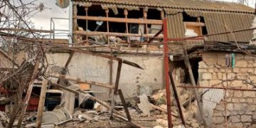 Троє поранених та пошкоджений будинок – у Миколаєві поліцейські документують воєнний злочин рф »