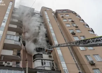У центрі Києва спалахнула багатоповерхівка після вибуху зарядної станції