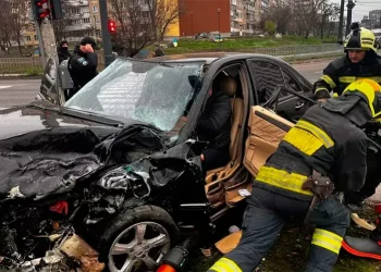 У Дніпрі рятувальники деблокували водія після масштабної ДТП на Калиновій