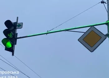 У Дніпрі сигнали світлофорів підсилюють LED-підсвіткою