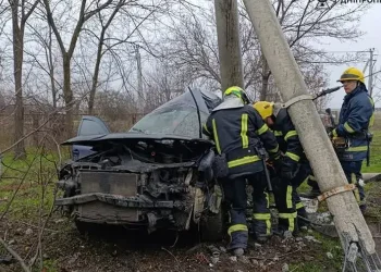 У Кривому Розі рятувальники визволили водія з понівеченого авто