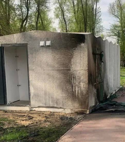 У Кривому Розі вандали пошкодили біотуалет біля укриття
