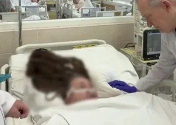 У лікарні Мечникова рятують жінку, яку з дитиною атакував дрон у Нікополі