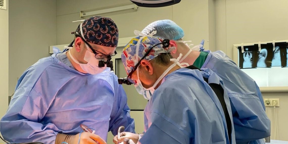 У Львові американський хірург успішно прооперував 16-річного хлопця з кардіостимулятором –