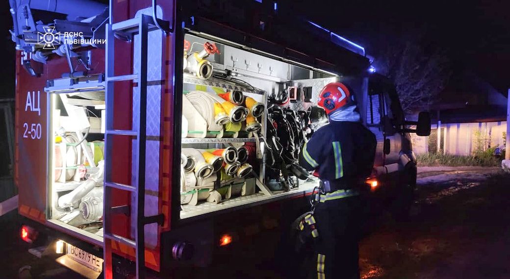У Львові рятувальники загасили пожежу в підвалі будинку та врятували кота –