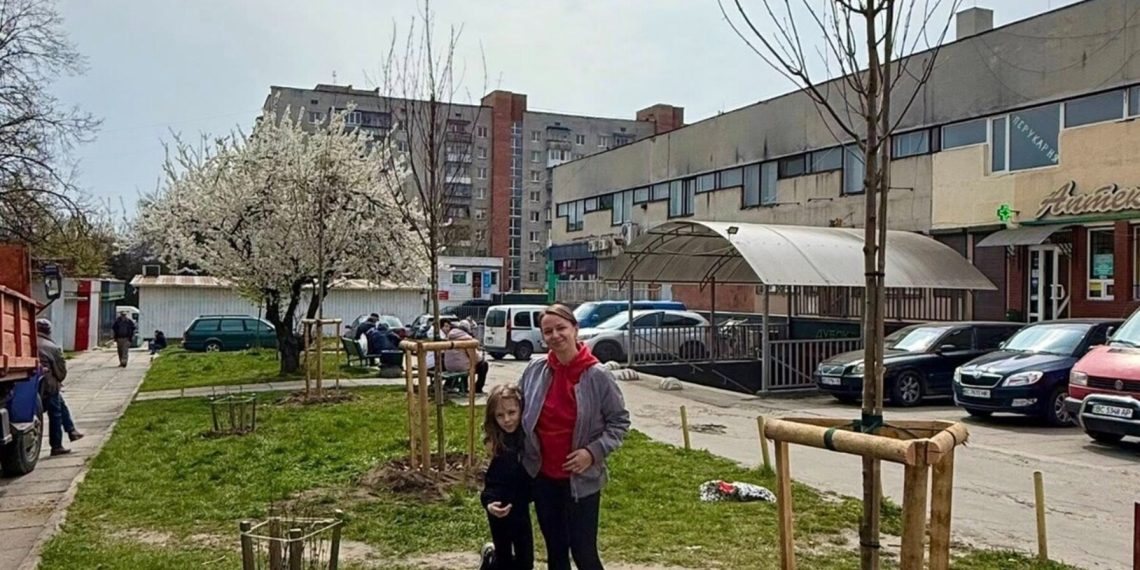 У Львові родина військовослужбовця створила зелений острівець у власному дворі –