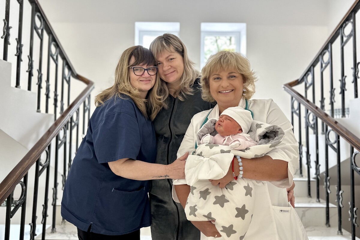 Галина з немовлям та лікарями