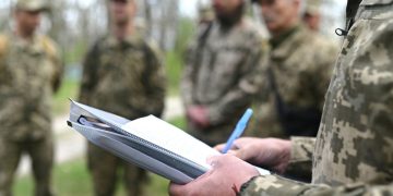 У Львові жінка відкрила стрілянину по мікроавтобусу ТЦК: їй оголосили підозру –