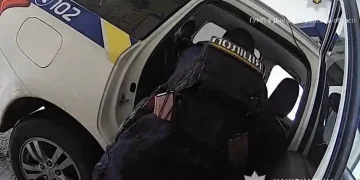 У Марганці поліцейські врятували пораненого після ворожого обстрілу