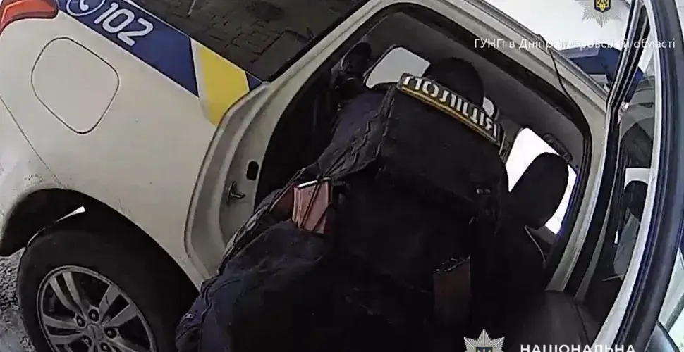 У Марганці поліцейські врятували пораненого після ворожого обстрілу