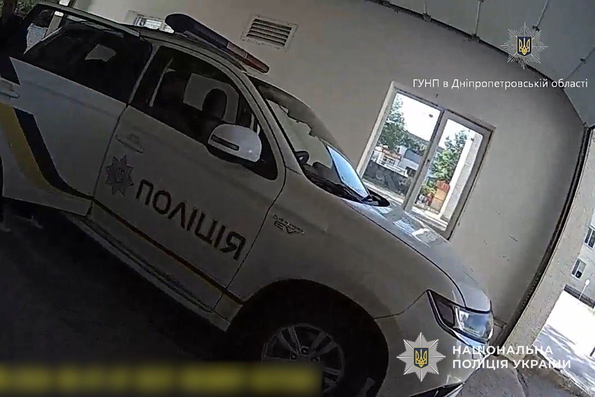 У Марганці поліцейські врятували пораненого після ворожого обстрілу