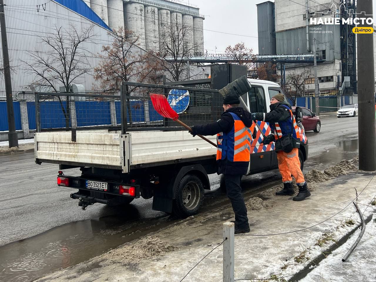 Комунальники долають наслідки ворожих ударів по Дніпру 