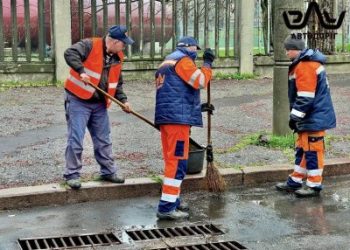 У Миколаєві комунальники очищають зливові решітки »