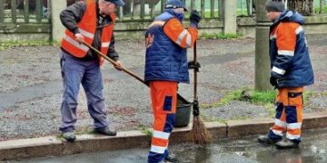 У Миколаєві комунальники очищають зливові решітки »