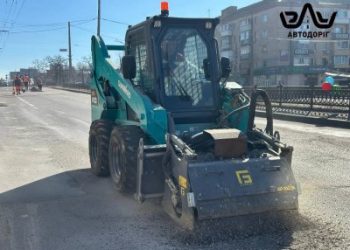 У Миколаєві на проспекті Центральному комунальники ремонтують асфальтове покриття »