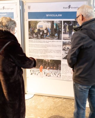 У німецькому Зіндельфінгені відкрили фотовиставку про життя українських громад під час війни »
