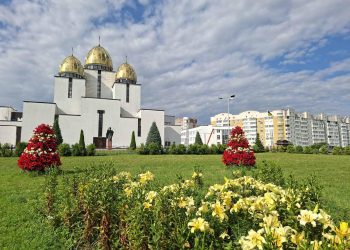 У сквері імені Олега Бабія на Сихові встановили 24 нові LED-світильники: територія стала безпечнішою та комфортнішою –