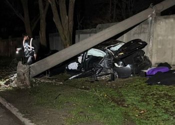 У Запоріжжі BMW протаранив електроопору: є загиблі та травмовані