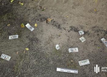У Запоріжжі заступник начальника ТЦК викидав долари з вікна під час втечі від ДБР – деталі й кадри