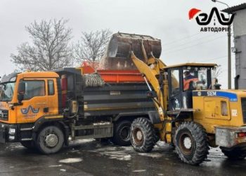 Ускладнення погодних умов: «ЕЛУ Автодоріг» обробляє дороги реагентами »