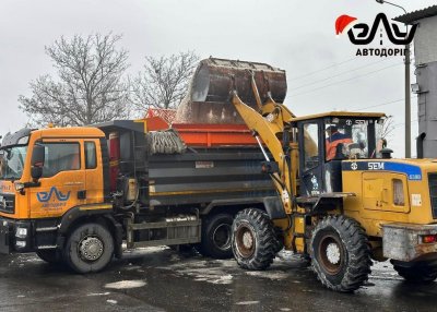Ускладнення погодних умов: «ЕЛУ Автодоріг» обробляє дороги реагентами »