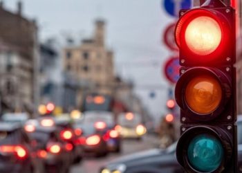 В Одессе ежедневно в 9:00 останавливается движение на восьми перекрестках: светофоры работают в режиме “красный для всех”