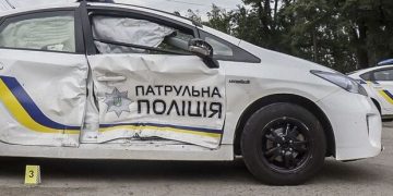 В Одессе прохожие повредили автомобиль полицейских: подробности конфликта (обновлено)