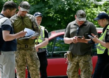 В Украине могут обязать работников ТЦК носить нагрудные жетоны: что предусматривает законопроект