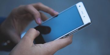 Викрав телефон і спустошив банківську картку: чоловіка затримали в Запоріжжі