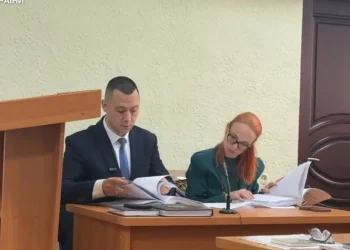 Винесли вирок жінці з Дніпра, яка разом із сином палила авто на замовлення