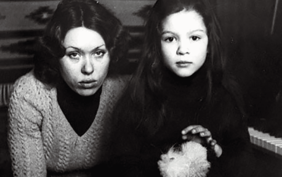 Вітчим був на 1 рік старший за співачку: мама Руслани в 45 років побралася з 23-річним молодиком | Шоубизнес