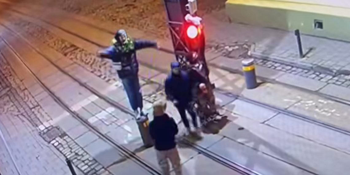 Вночі група молодих людей пошкодила болард та відеокамеру на вул. Беринди (відео) –