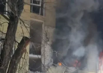 Ворог атакував Дніпро: пошкоджена багатоповерхівка, є постраждалі